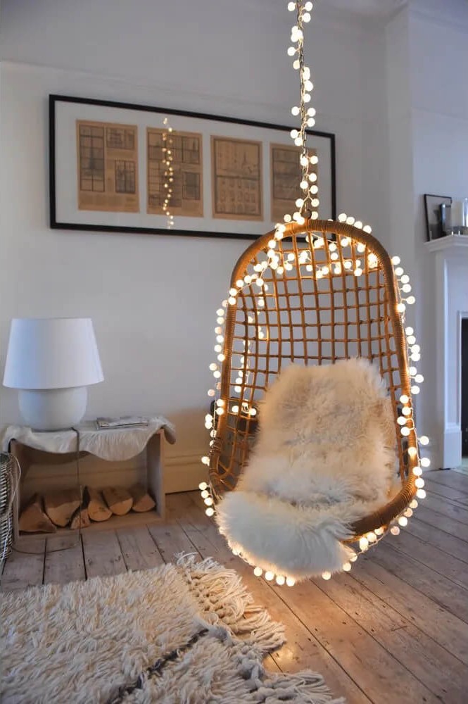 Lightstyle London White Pom Pom light chain 1